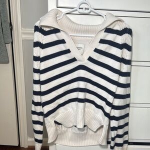 Abercrombie & Fitch Black and White V-Neck Sweater